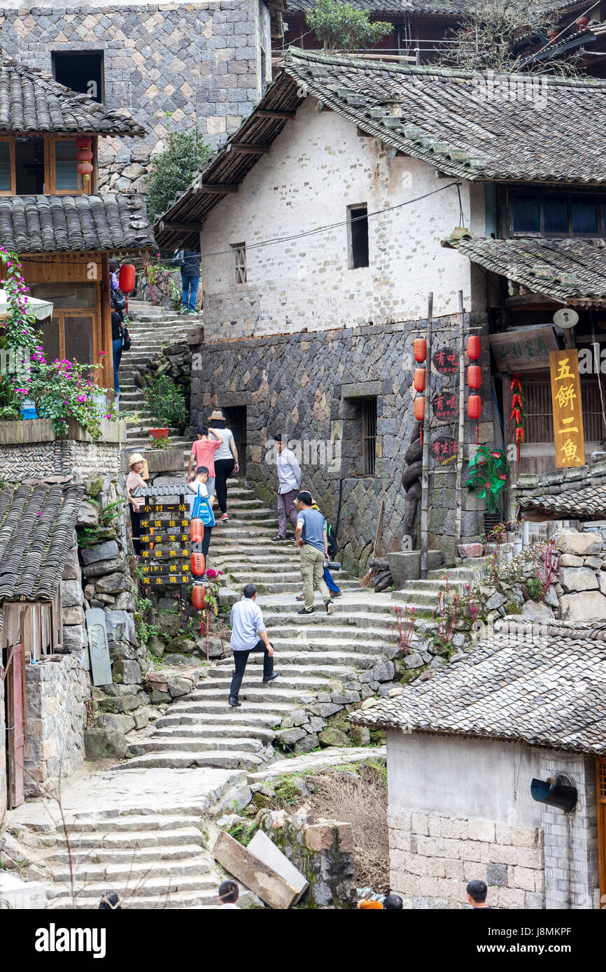 Linkeng, Zhejiang, Chine. Scène de rue. Les touristes étrangers visitant le village, de la population 460. Banque D'Images