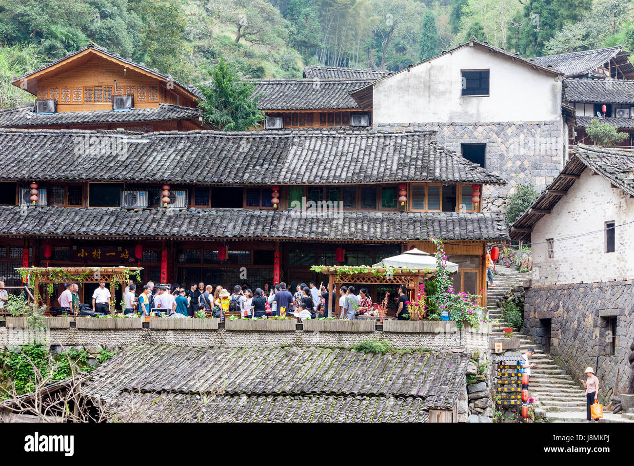 Linkeng, Zhejiang, Chine. Les touristes étrangers visitant le village, de la population 460. Banque D'Images