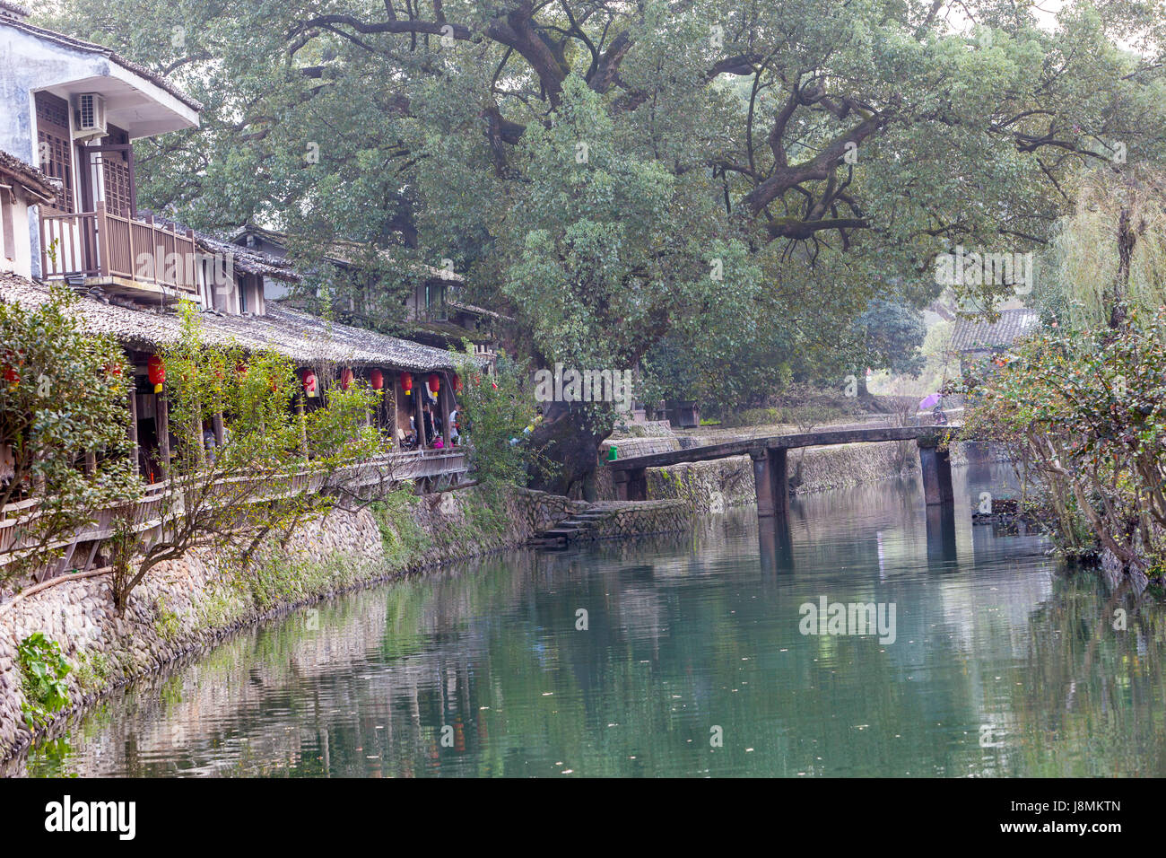 Yantou, Yongjia, Zhejiang, Chine. Lishui Street et pont de pierre sur la rivière. Banque D'Images