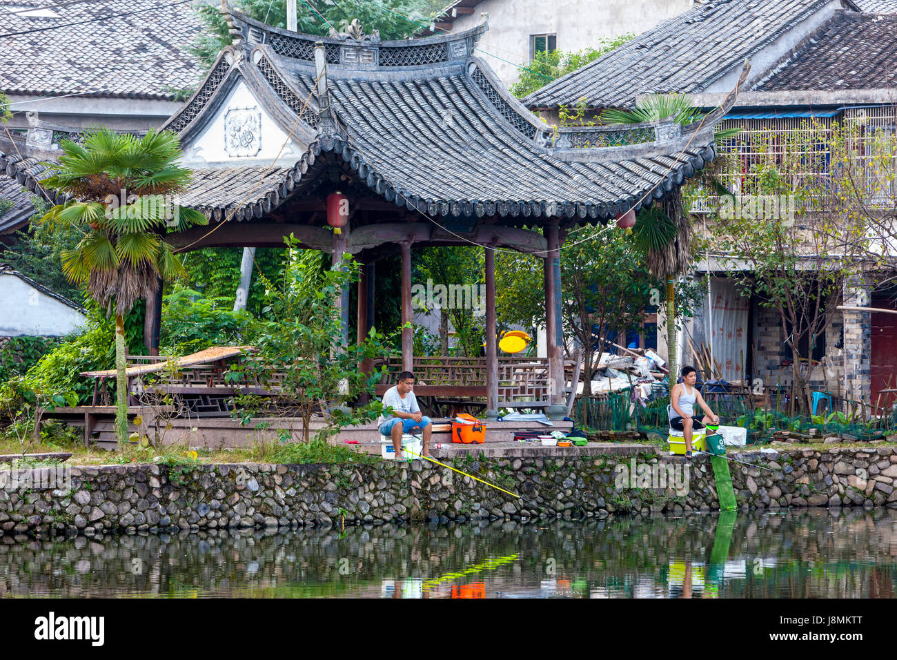 Yantou, Yongjia, Zhejiang, Chine. Shanghai Street, les hommes de la pêche. Banque D'Images