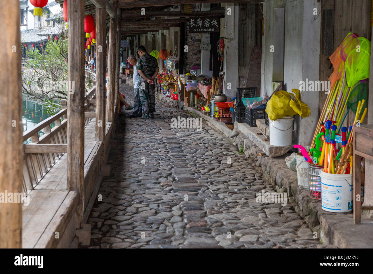 Yantou, Yongjia, Zhejiang, Chine. Marchandises des vendeurs de rue, ligne de Shanghai qui remonte à la 16e. Siècle. Banque D'Images