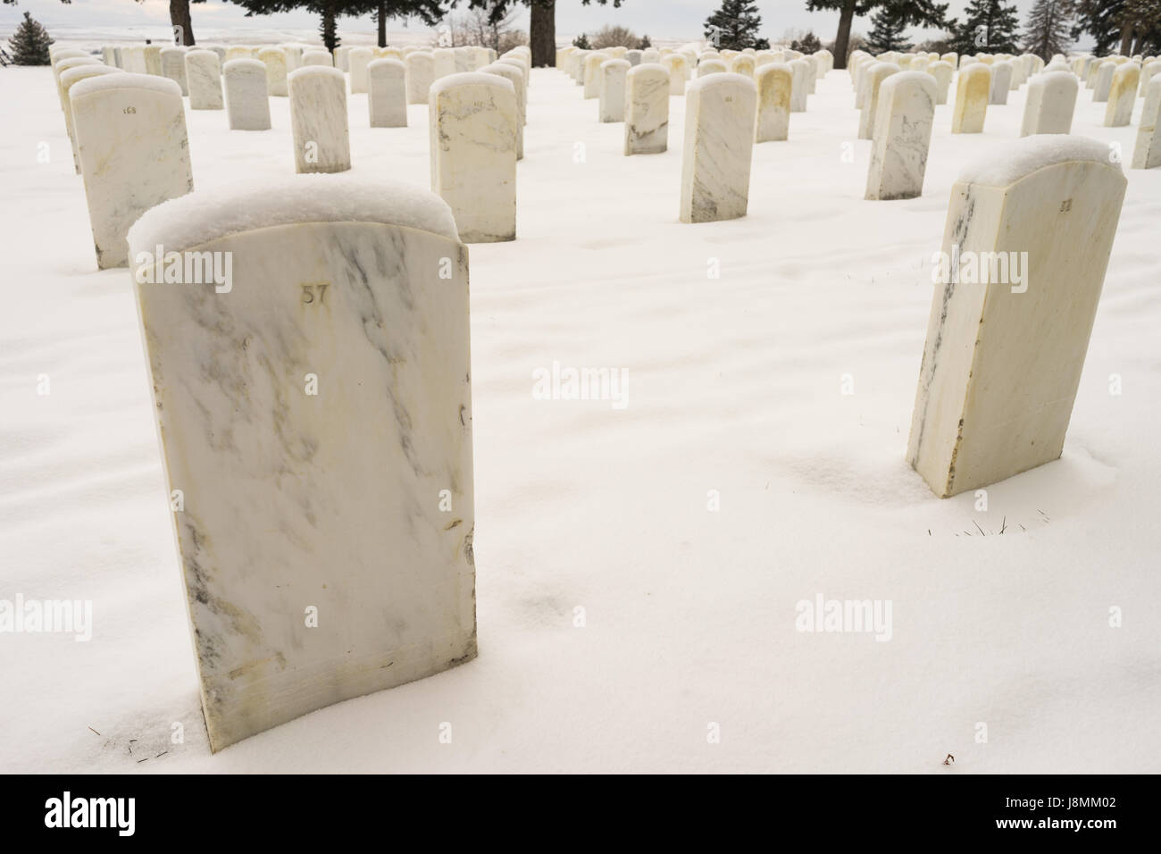 La neige recouvre le sol et le sommet de marqueurs où sont enterrés les anciens combattants militaires à Little Big Horn Banque D'Images
