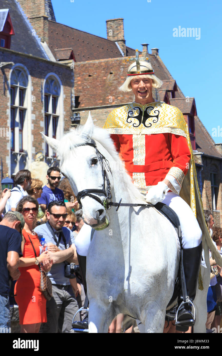 Un noble sur un cheval blanc lors de la Procession du Saint-Sang à Bruges, Belgique Banque D'Images