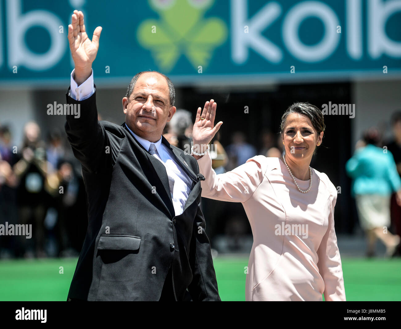 Président du Costa Rica, Luis Guillermo Solis et première dame Mercedes Peñas Domingo accueillent le public à la suite de l'inaugeration Solís, le 8 mai 2014. Banque D'Images