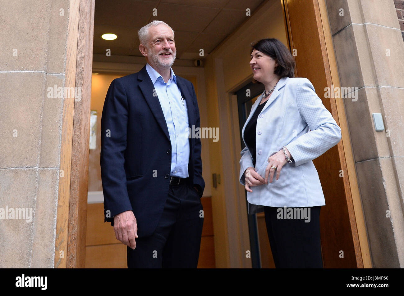 Leader du travail avec Jeremy Corbyn Juin O'Sullivan, directeur général de la fondation des premières années de Londres pendant une campagne électorale générale visite à Marsham Street pépinière communautaire à Westminster, Londres, pour mettre en évidence le parti s'est engagé à réviser les structures de garde d'enfants en fournissant des soins gratuits à tous les deux à quatre ans. Banque D'Images