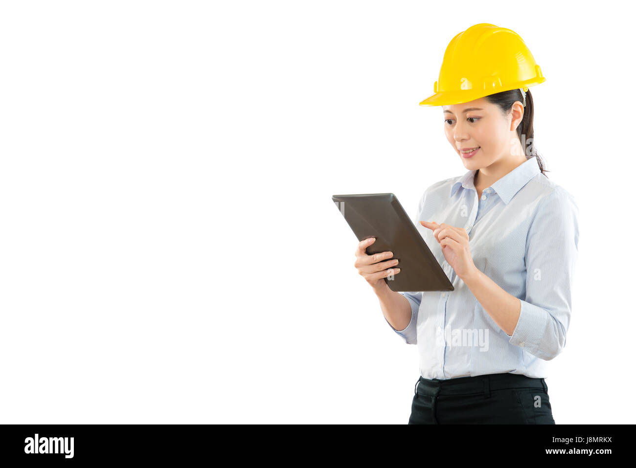 Course mixte modèle chinois asiatique construction worker using digital tablet with copyspace sur le mur blanc contexte tenant le pad check design droit Banque D'Images Course mixte modèle chinois asiatique construction worker using digital tablet with copyspace sur le mur blanc contexte tenant le pad check design droit Banque D'Images