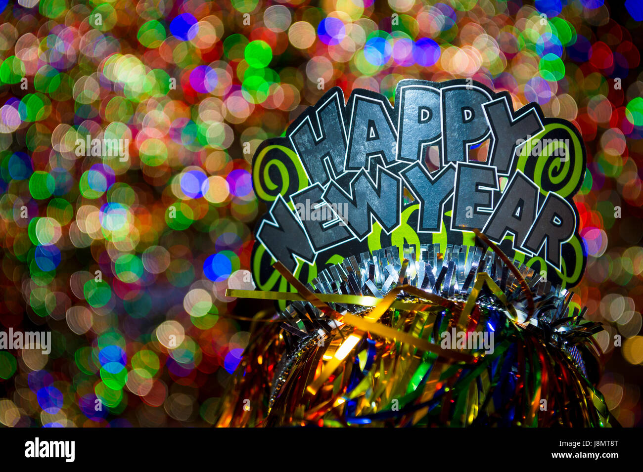 Happy New Year party hat sparkling contre un appartement de célébration Contexte en une nuit Banque D'Images