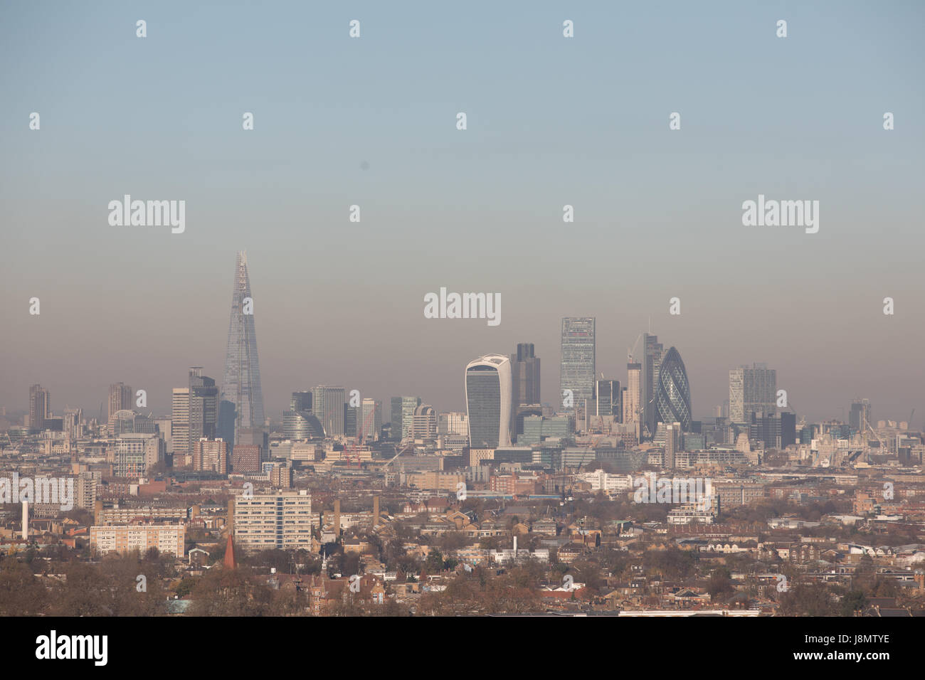 Vue générale de Londres du sud vers le nord, vue panoramique, montrant en premier plan du logement et de la ville de Londres en arrière-plan avec la pollution de l'air Banque D'Images