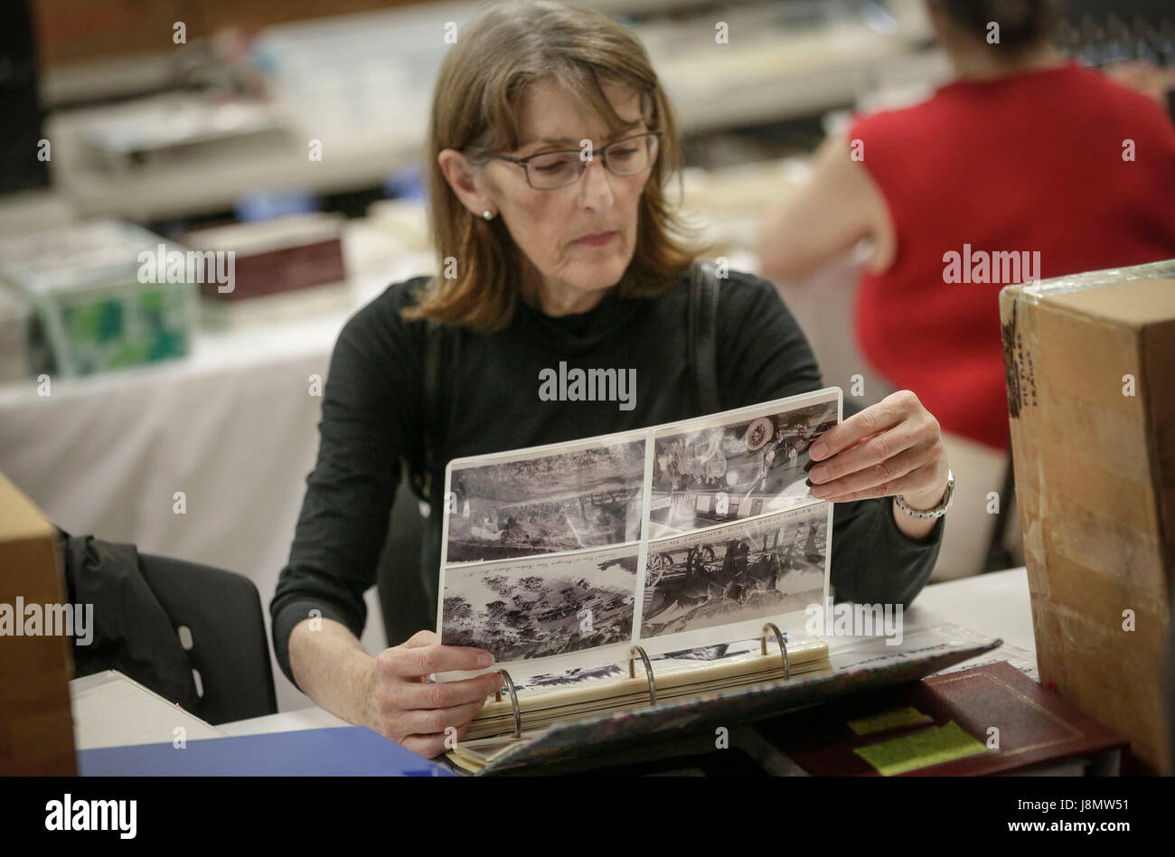 Vancouver, Canada. 28 mai, 2017. Une femme regarde cartes postales anciennes à la 30e Exposition et vente de carte postale de Vancouver à Vancouver, au Canada, l'événement, le 28 mai 2017. L'exposition et la vente de carte postale de Vancouver est un événement annuel qui offre au public la chance de voir des collectionneurs collections carte postale locale et offre également une plate-forme pour les collectionneurs de commerce de leurs collections. Credit : Liang Sen/Xinhua/Alamy Live News Banque D'Images