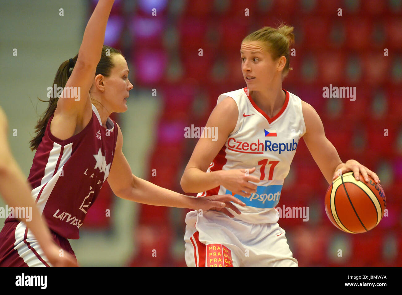 Karlovy Vary, République tchèque. 26 mai, 2017. Kristine Vitola de Lettonie, à gauche, et Katerina Elhotova de République tchèque de basket-ball en action pendant le match de tournoi amical contre la Lettonie République tchèque en République tchèque, Karlovy Vary, 26 mai 2017.Le basket-ball tournoi joué avant le championnat d'Europe qui se tiendra en République tchèque 16-25 juin. Credit : Slavomir Kubes/CTK Photo/Alamy Live News Banque D'Images