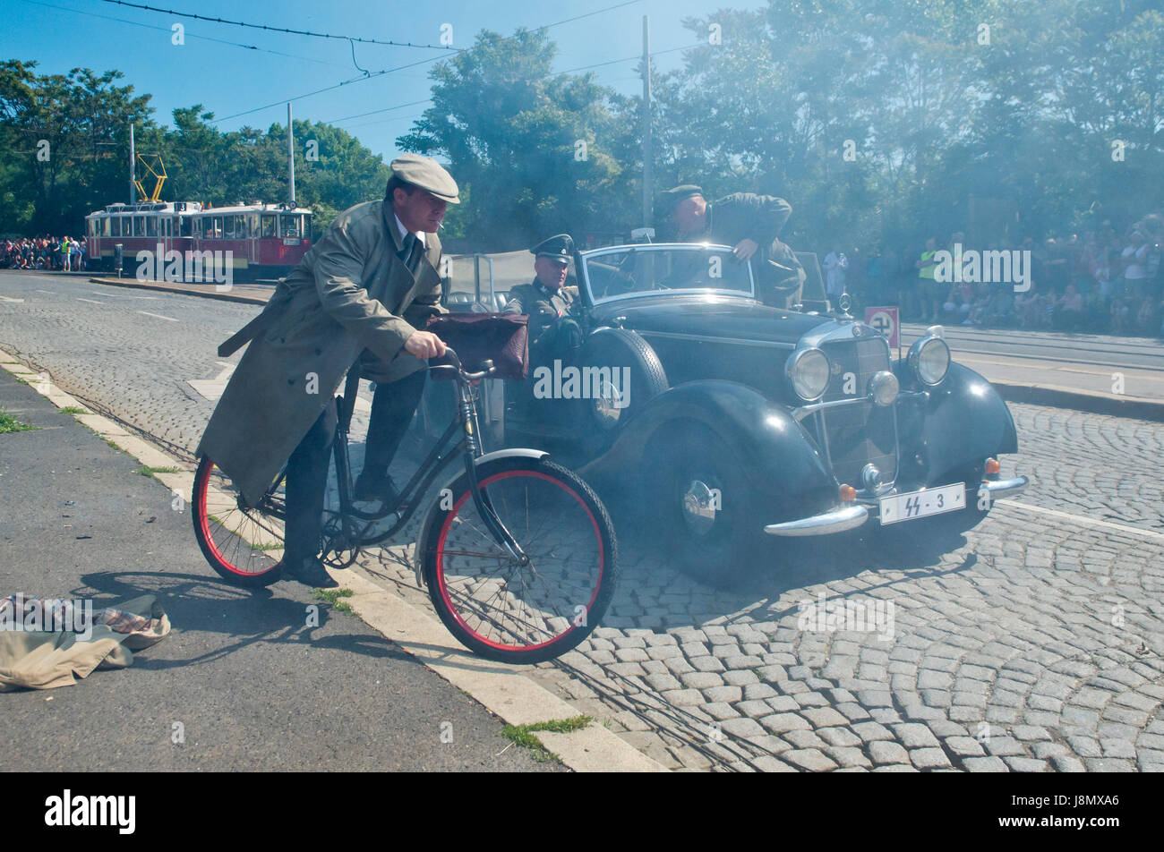 Le 75e anniversaire de l'opération en République tchèque de la groupe de parachutistes anthropoïde, qui se termina par la mort d'officier nazi de haut rang Reinhard Heydrich à Prague le 27 mai 1942, a été commémoré par la reconstruction de l'assassinat de Prague, en République tchèque, le 27 mai 2017. La reconstruction est prévue pour 10:25 CEST le samedi 27 mai, précisément lorsque Jan Kubis et Jozef Gabcik, formé à Londres, ont attaqué la voiture de Heydrich dans le district 8. Kubis et Gabcik mortellement attaqué Heydrich. Il avait subi des blessures graves à laquelle il succomba le 4 juin 1942. (CTK Photo/Vit Simanek) Banque D'Images