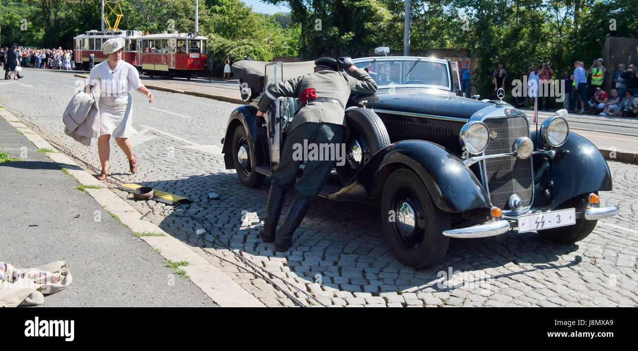 Le 75e anniversaire de l'opération en République tchèque de la groupe de parachutistes anthropoïde, qui se termina par la mort d'officier nazi de haut rang Reinhard Heydrich à Prague le 27 mai 1942, a été commémoré par la reconstruction de l'assassinat de Prague, en République tchèque, le 27 mai 2017. La reconstruction est prévue pour 10:25 CEST le samedi 27 mai, précisément lorsque Jan Kubis et Jozef Gabcik, formé à Londres, ont attaqué la voiture de Heydrich dans le district 8. Kubis et Gabcik mortellement attaqué Heydrich. Il avait subi des blessures graves à laquelle il succomba le 4 juin 1942. (CTK Photo/Vit Simanek) Banque D'Images