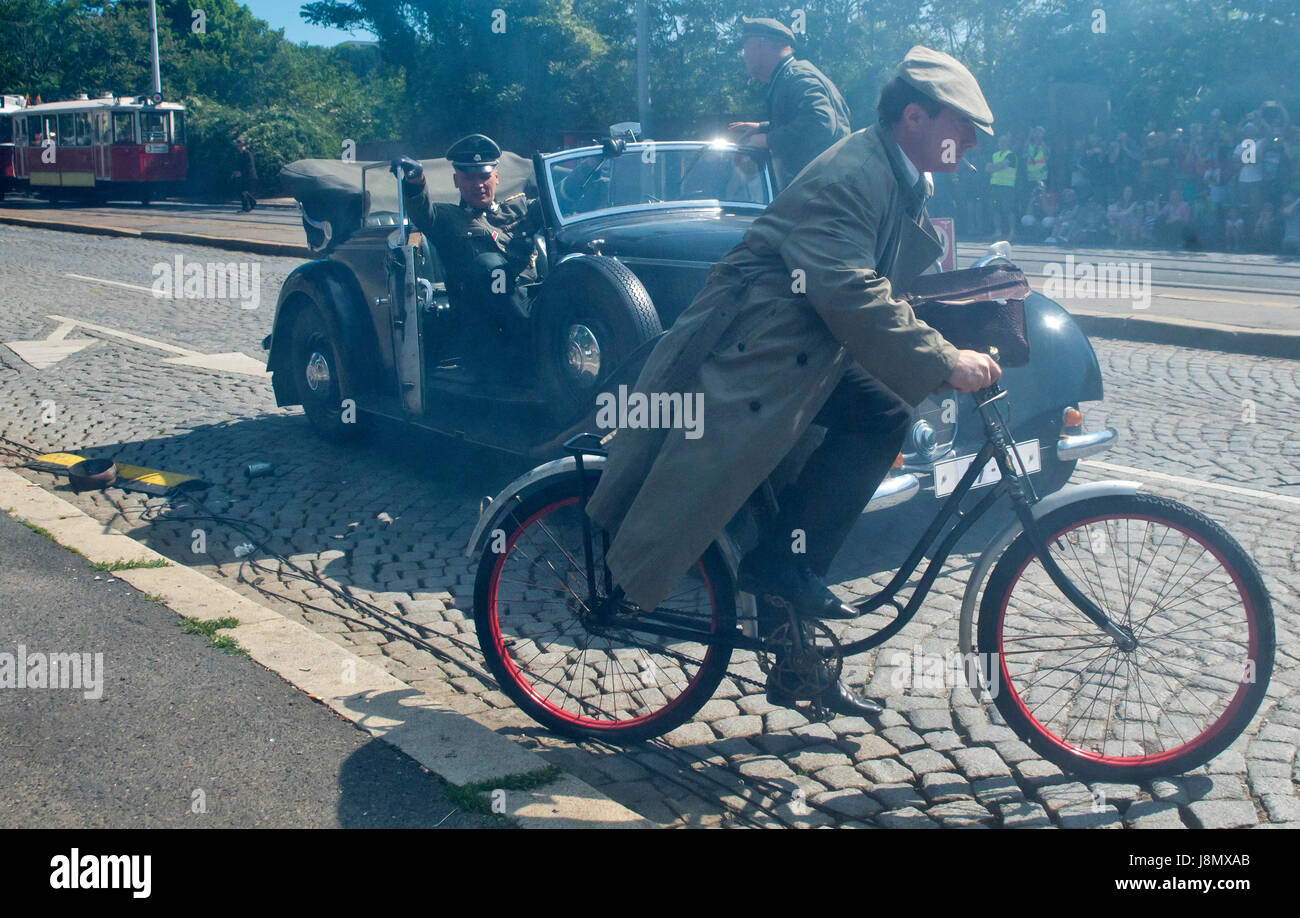 Le 75e anniversaire de l'opération en République tchèque de la groupe de parachutistes anthropoïde, qui se termina par la mort d'officier nazi de haut rang Reinhard Heydrich à Prague le 27 mai 1942, a été commémoré par la reconstruction de l'assassinat de Prague, en République tchèque, le 27 mai 2017. La reconstruction est prévue pour 10:25 CEST le samedi 27 mai, précisément lorsque Jan Kubis et Jozef Gabcik, formé à Londres, ont attaqué la voiture de Heydrich dans le district 8. Kubis et Gabcik mortellement attaqué Heydrich. Il avait subi des blessures graves à laquelle il succomba le 4 juin 1942. (CTK Photo/Vit Simanek) Banque D'Images