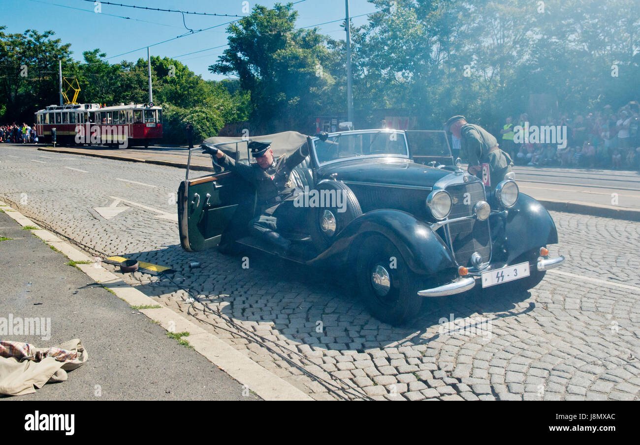 Le 75e anniversaire de l'opération en République tchèque de la groupe de parachutistes anthropoïde, qui se termina par la mort d'officier nazi de haut rang Reinhard Heydrich à Prague le 27 mai 1942, a été commémoré par la reconstruction de l'assassinat de Prague, en République tchèque, le 27 mai 2017. La reconstruction est prévue pour 10:25 CEST le samedi 27 mai, précisément lorsque Jan Kubis et Jozef Gabcik, formé à Londres, ont attaqué la voiture de Heydrich dans le district 8. Kubis et Gabcik mortellement attaqué Heydrich. Il avait subi des blessures graves à laquelle il succomba le 4 juin 1942. (CTK Photo/Vit Simanek) Banque D'Images