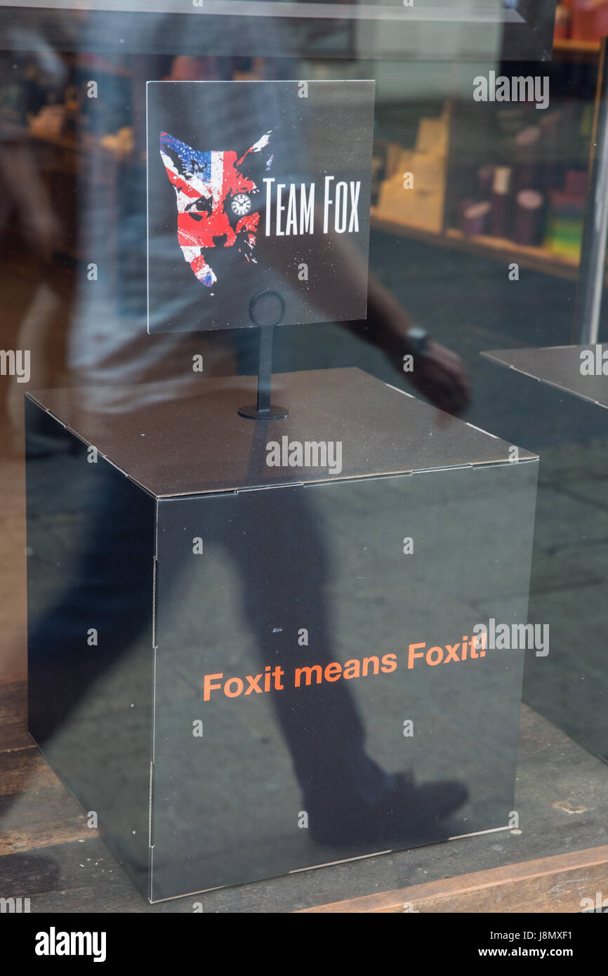 Windsor, Royaume-Uni. Un affichage à l'intérieur de la fenêtre d'un magasin  Lush est utilisé pour faire campagne contre la chasse au renard et en  faveur du maintien de l'interdiction Photo Stock -