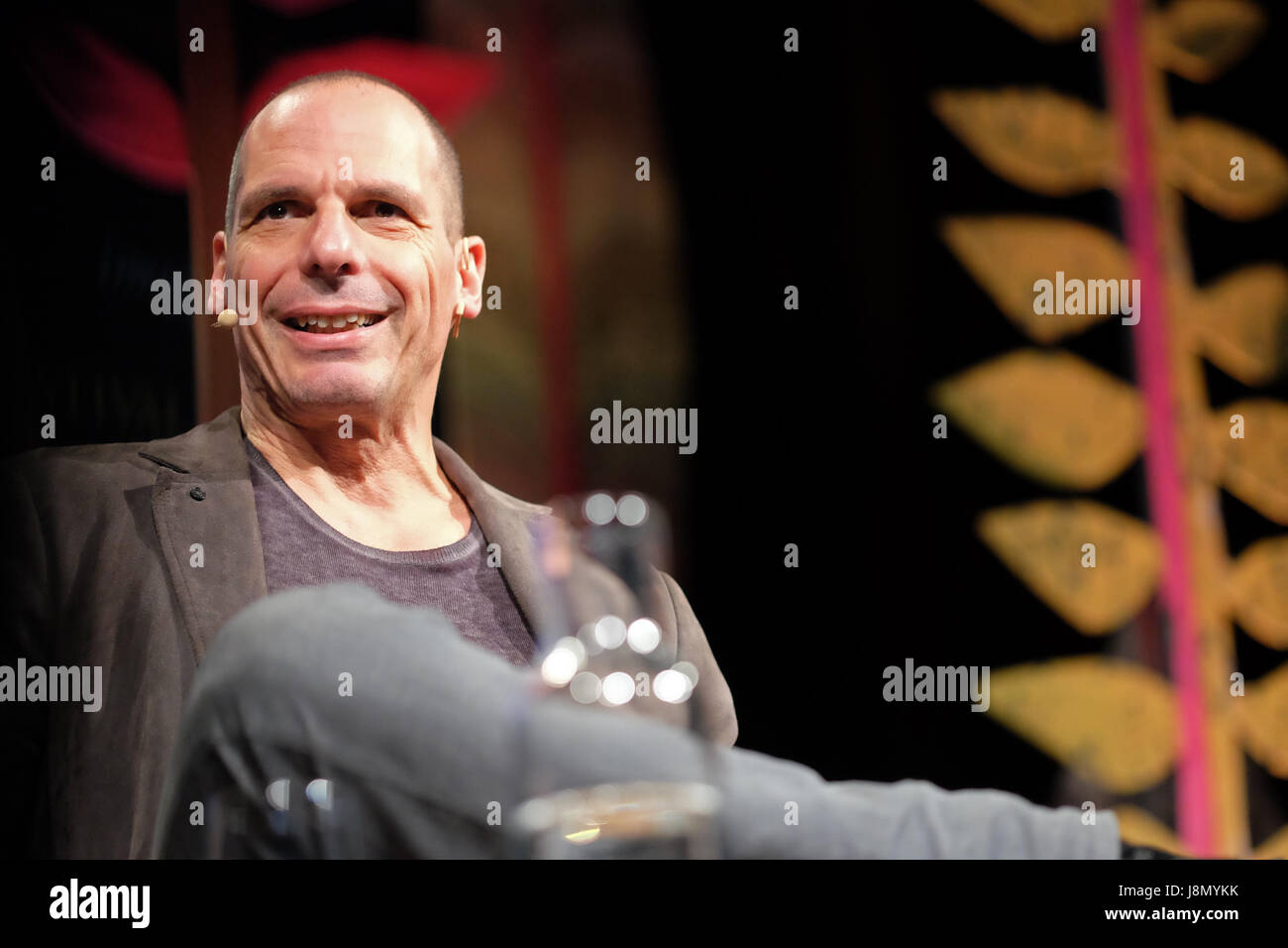 Hay Festival 2017 - Hay-on-Wye, au Pays de Galles, Royaume-Uni - mai 2017 - yanis varoufakis ancien ministre grec des finances, sur la scène du hay festival parle de son dernier livre adultes dans la chambre - Steven mai / alamy live news Banque D'Images