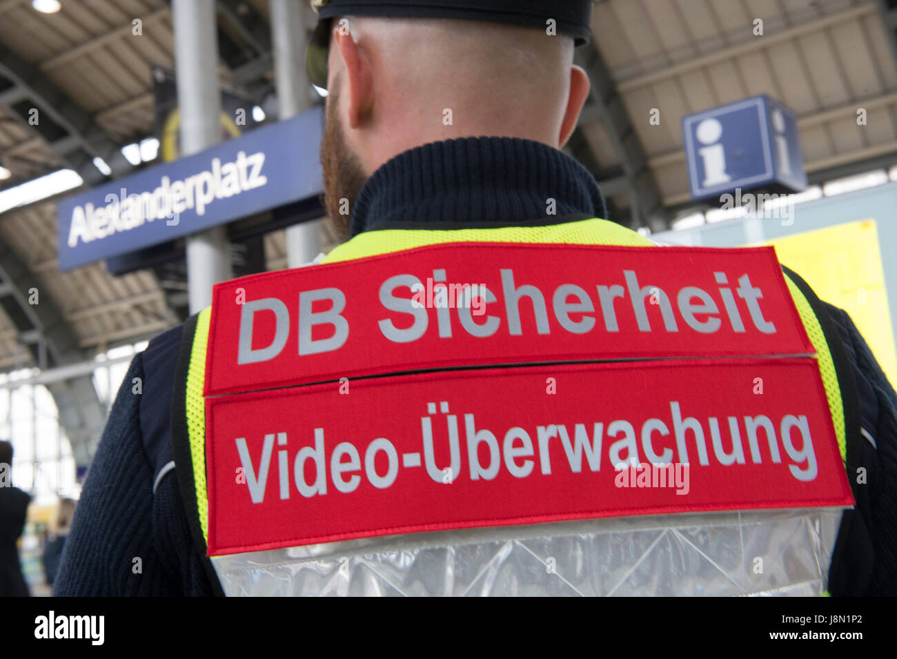Berlin, Allemagne. 14 juillet, 2016. 'DB-Sicherheit - Video-Überwachung"  (lit. Sécurité - surveillance vidéo DB) sont écrites sur la veste d'un  membre du personnel de sécurité de la Deutsche Bahn à la station