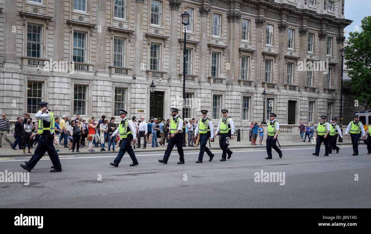 Londres, Royaume-Uni. 29 mai, 2017. Une présence de sécurité policière visible est vu comme un "stade manifestants Mars Anti-Hunting' dans le centre de Londres, en marchant de Cavendish Square à l'extérieur de Downing Street. Les manifestants demandent que l'interdiction de la chasse au renard demeure, contrairement à des commentaires rapportés par Theresa May, Premier Ministre, que la Loi sur la chasse de 2004 pourrait être abrogée après l'élection générale. Crédit : Stephen Chung/Alamy Live News Banque D'Images