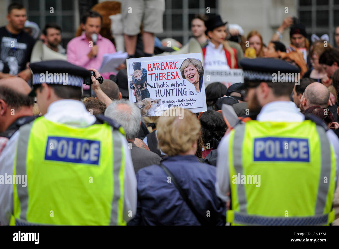 Londres, Royaume-Uni. 29 mai, 2017. Une présence de sécurité policière visible est vu comme un "stade manifestants Mars Anti-Hunting' dans le centre de Londres, en marchant de Cavendish Square à l'extérieur de Downing Street. Les manifestants demandent que l'interdiction de la chasse au renard demeure, contrairement à des commentaires rapportés par Theresa May, Premier Ministre, que la Loi sur la chasse de 2004 pourrait être abrogée après l'élection générale. Crédit : Stephen Chung/Alamy Live News Banque D'Images