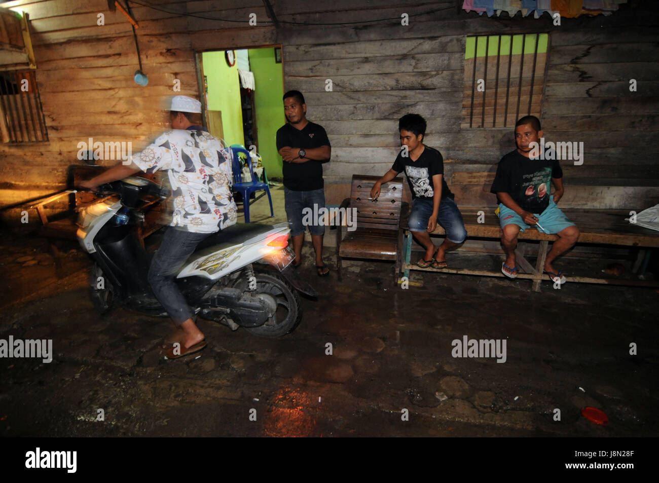 (170530)--l'île de Sulawesi, le 30 mai 2017 (Xinhua) -- les gens à rester à l'extérieur de leurs maisons après un puissant tremblement de terre de 6.6 en vertu de l'ampleur du sursaut de l'Indonésie Sulawesi central, le 29 mai 2017, selon l'Agence de météorologie et de géophysique locale. (Xinhua/Opan) Busan Banque D'Images