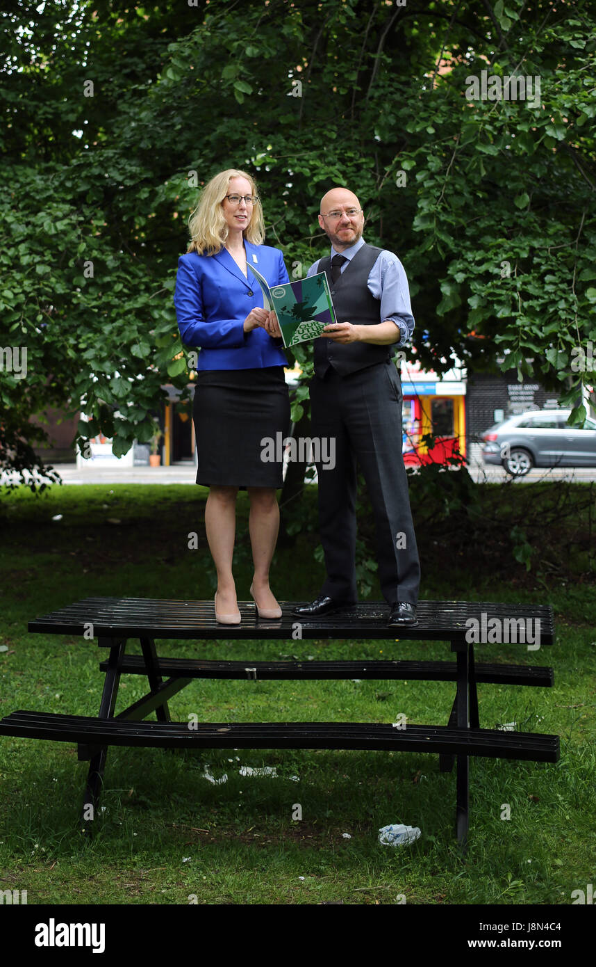 Glasgow, Ecosse, Royaume-Uni. 29 mai, 2017. Patrick Harvie verts écossais co-organisateur et Scottish Green Party PPC pour Glasgow North, circonscription représenté sur un banc de parc, à l'occasion du lancement de l'élection générale de 2017 du parti manifeste à Glasgow, avec Lorna Parti Vert écossais Slater PPC pour Édimbourg Nord et Leith . Credit : Allan Milligan/Alamy Live News Banque D'Images