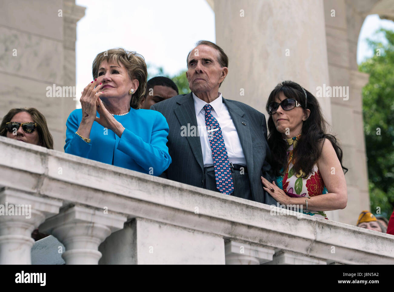 Arlington, États-Unis. 29 mai, 2017. Ancien sénateur des Etats-Unis et le vétéran Bob Dole, centre, en compagnie de sa femme Libby Dole, gauche, et sa fille Robin Dole lors de l'observation du Jour du souvenir dans le Cimetière National d'Arlington, le 29 mai 2017 à Arlington, en Virginie. Credit : Planetpix/Alamy Live News Banque D'Images