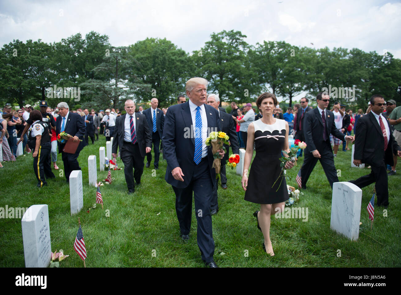 Arlington, États-Unis. 29 mai, 2017. Le Président américain Donald Trump promenades avec Katharine Kelley, surintendant, le Cimetière National d'Arlington au cours de la Journée du Souvenir le 29 mai 2017, à Arlington, en Virginie. Trump promenades à travers l'article 60 de la visite du cimetière avec les familles à la suite d'une cérémonie de dépôt de gerbes à la Tom du Soldat inconnu. Credit : Planetpix/Alamy Live News Banque D'Images