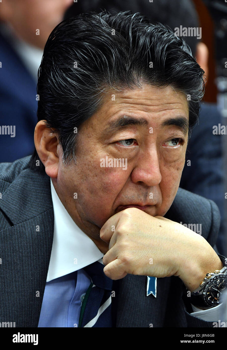 Tokyo, Japon. 30 mai, 3017. Le Premier ministre japonais Shinzo Abe se concentre sur les questions d'un législateur de l'opposition lors d'une session du Comité de la Justice de la Chambre haute de la diète de Tokyo le mardi 30 mai, 2017. La chambre basse a approuvé une loi permettant aux autorités de punir les coupables de crimes graves de la planification, la législation que les opposants dire pourrait être utilisé pour saper les libertés civiles fondamentales, mais le projet de loi, appelé le "complot", le projet de loi nécessite encore l'approbation de la chambre haute. Credit : Natsuki Sakai/AFLO/Alamy Live News Banque D'Images