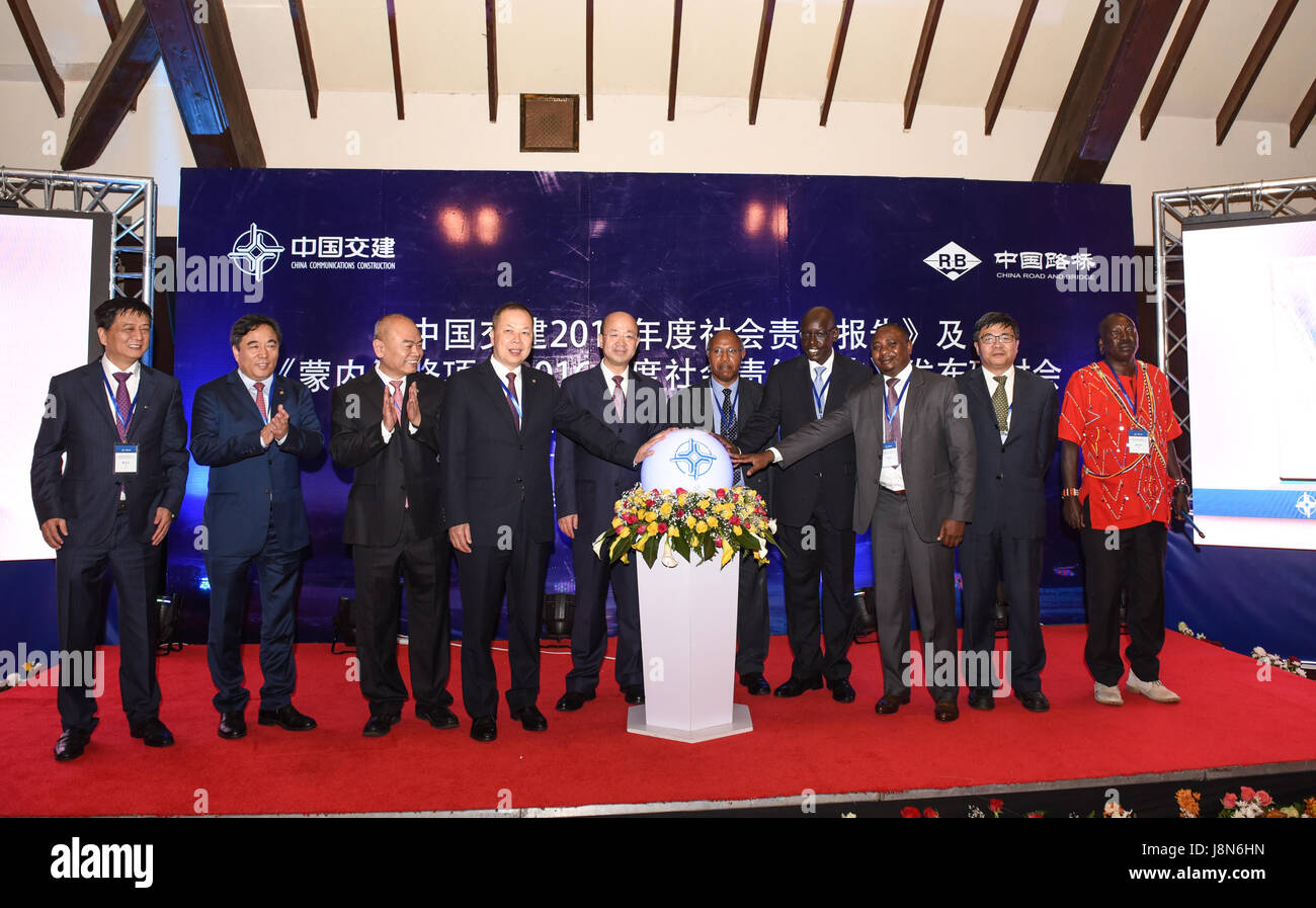 (170530) -- NAIROBI, 30 mai 2017 (Xinhua) -- Les clients de la Chine et le Kenya assister à la cérémonie de lancement de la 2016 La Responsabilité Sociale des Entreprises (RSE) à Nairobi, capitale du Kenya, le 29 mai 2017. L'engagement solide des activités qui favorisent la durabilité écologique et sociale est devenue la caractéristique des entreprises chinoises qui ont investi au Kenya, le rapport RSE 2016 a déclaré lundi. (Xinhua/Li Baishun) (ZCC) Banque D'Images