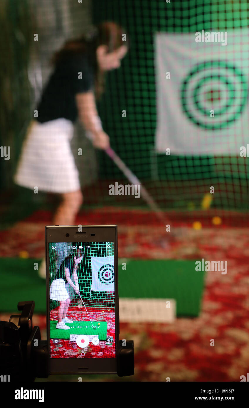 Tokyo, Japon. 30 mai, 2017. Un modèle affiche la fonction de la caméra haute vitesse le nouveau Sony Xperia smart phone 'XZs' comme entreprise de télécommunications japonais KDDI annonce les nouveaux combinés et le nouveau service à Tokyo le mardi 30 mai, 2017. KDDI dit qu'ils allaient commencer la nouvelle smart home service 'au HOME' à partir de juillet. Credit : Yoshio Tsunoda/AFLO/Alamy Live News Banque D'Images