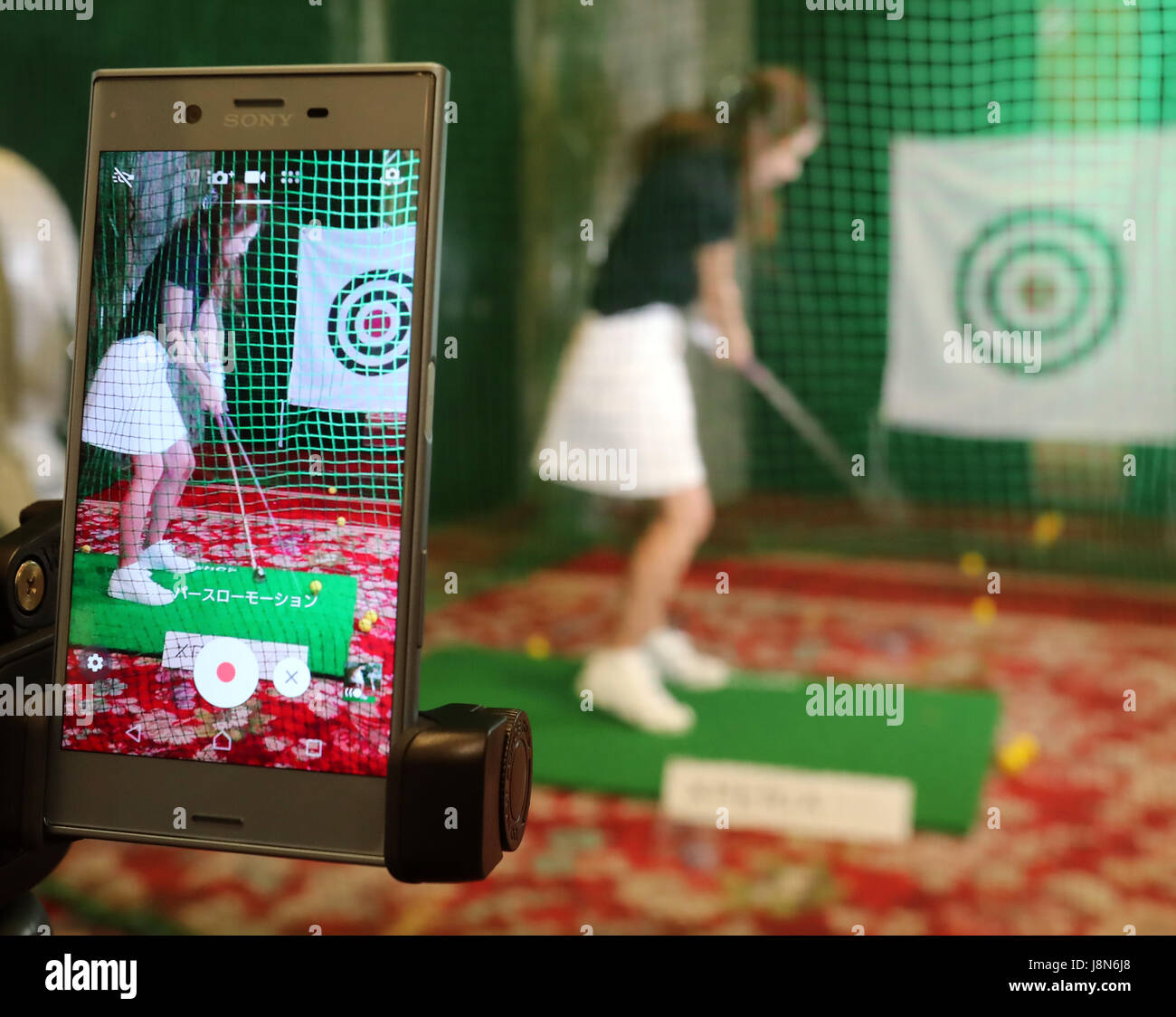 Tokyo, Japon. 30 mai, 2017. Un modèle affiche la fonction de la caméra haute vitesse le nouveau Sony Xperia smart phone 'XZs' comme entreprise de télécommunications japonais KDDI annonce les nouveaux combinés et le nouveau service à Tokyo le mardi 30 mai, 2017. KDDI dit qu'ils allaient commencer la nouvelle smart home service 'au HOME' à partir de juillet. Credit : Yoshio Tsunoda/AFLO/Alamy Live News Banque D'Images