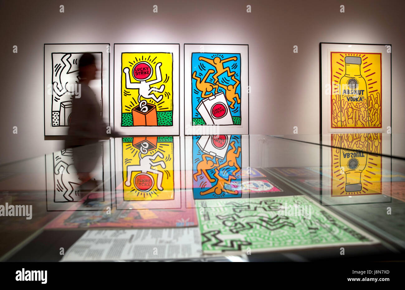 Les employés du musée se trouve en face d'œuvres de l'artiste américain Keith Haring au Musée d'art et le commerce (le "musée fuer Kunst und Gewerbe', MfKG) à Hambourg, Allemagne, 29 mai 2017. L'exposition 'Keith Haring. Des affiches." peut être vu à partir du 31 mai jusqu'au 5 novembre 2017. Photo : Christian Charisius/dpa Banque D'Images