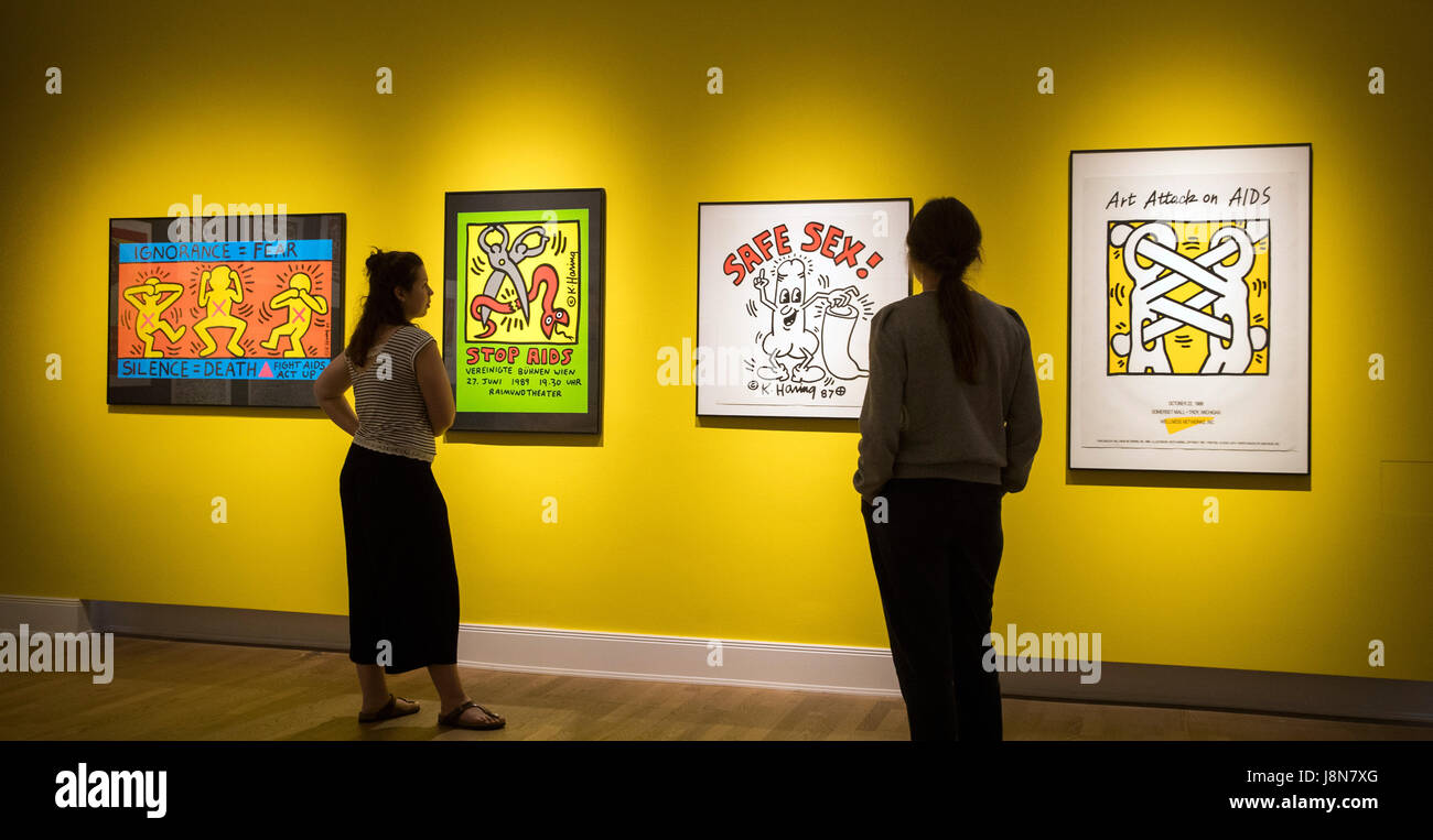 Les employés du musée se trouve en face d'œuvres de l'artiste américain Keith Haring au Musée d'art et le commerce (le "musée fuer Kunst und Gewerbe', MfKG) à Hambourg, Allemagne, 29 mai 2017. L'exposition 'Keith Haring. Des affiches." peut être vu à partir du 31 mai jusqu'au 5 novembre 2017. Photo : Christian Charisius/dpa Banque D'Images