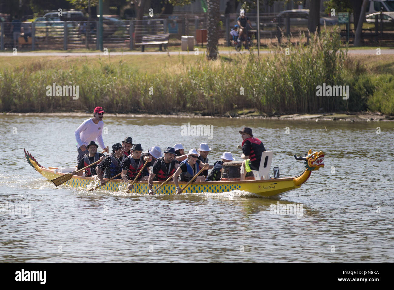 Tel Aviv. 30 mai, 2017. Au cours de la concurrence rameurs dragon boat festival à Daniel l'aviron centre à Tel Aviv, Israël, le 30 mai 2017. Quelque 400 rameurs ont participé le mardi à Tel Aviv's quatrième Dragon Boat Festival. Credit : Guo Yu/Xinhua/Alamy Live News Banque D'Images