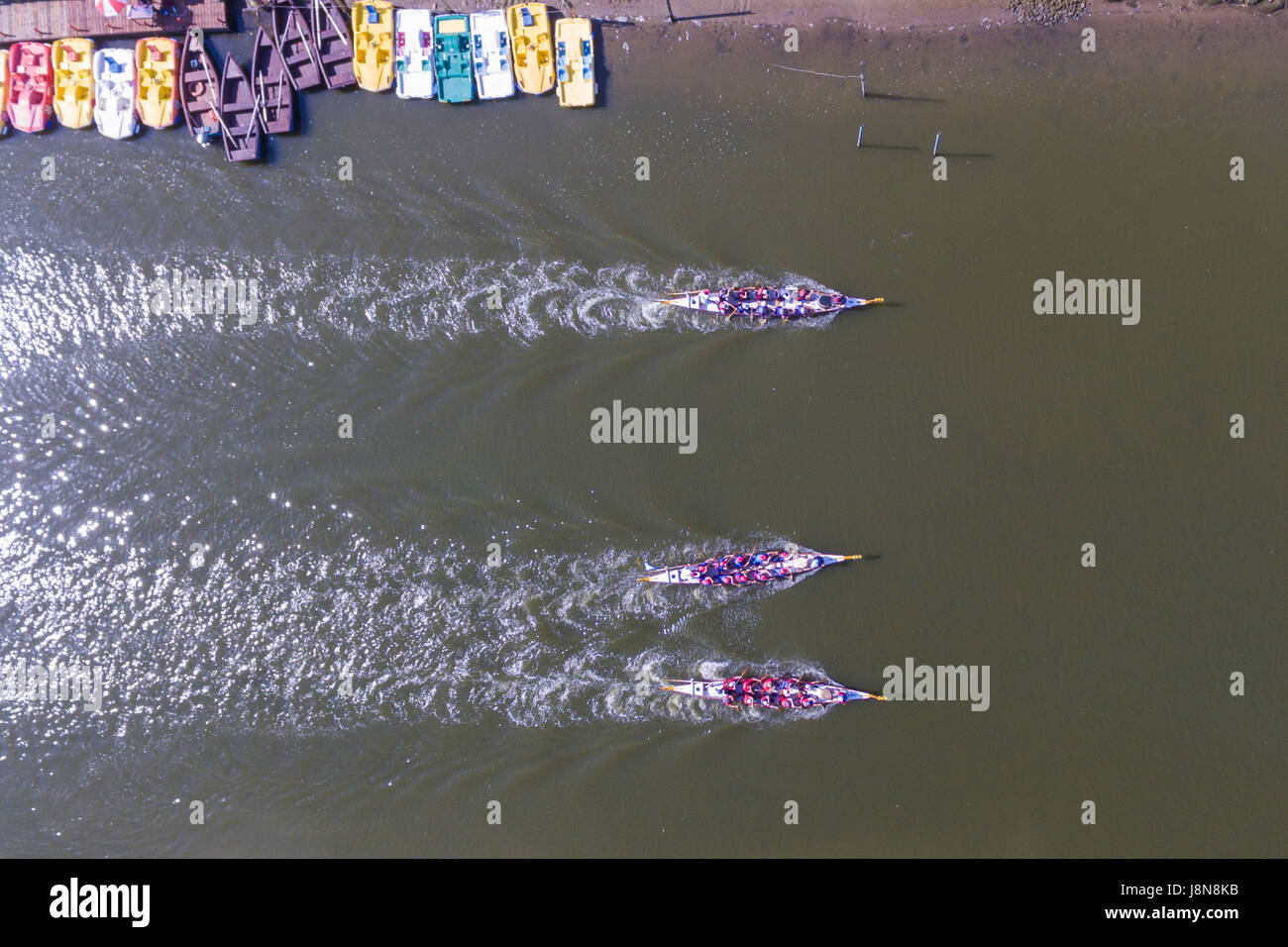 Tel Aviv. 30 mai, 2017. Au cours de la concurrence rameurs dragon boat festival à Daniel l'aviron centre à Tel Aviv, Israël, le 30 mai 2017. Quelque 400 rameurs ont participé le mardi à Tel Aviv's quatrième Dragon Boat Festival. Credit : Guo Yu/Xinhua/Alamy Live News Banque D'Images