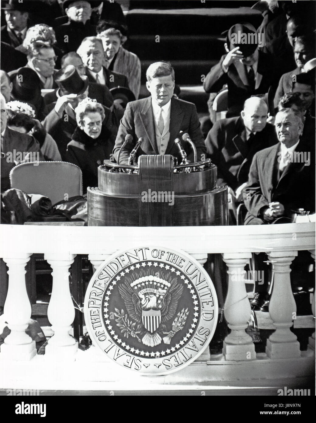 Le président des États-Unis John F. Kennedy livre son discours après avoir été assermenté comme le 35e président des États-Unis sur le front de l'Est de la capitale américaine à Washington, D.C. Le vendredi 20 janvier 1961. Vice-président des États-Unis Lyndon B. Johnson a l'air sur de droite..Credit : Arnie Sachs / CNP /MediaPunch Banque D'Images