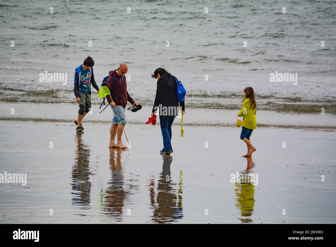 Longrock, près de Marazion, Cornwall, UK. 30 mai 2017. Météo britannique. La plage à Longrock était calme au début de la semaine de vacances de la banque, avec une poignée de gens de la planche à voile, marche à pied leurs chiens, en tenant un jogging ou simplement pottering autour sur la plage. Il a été doux, avec une température de 19 degrés C. Crédit : cwallpix/Alamy Live News Banque D'Images