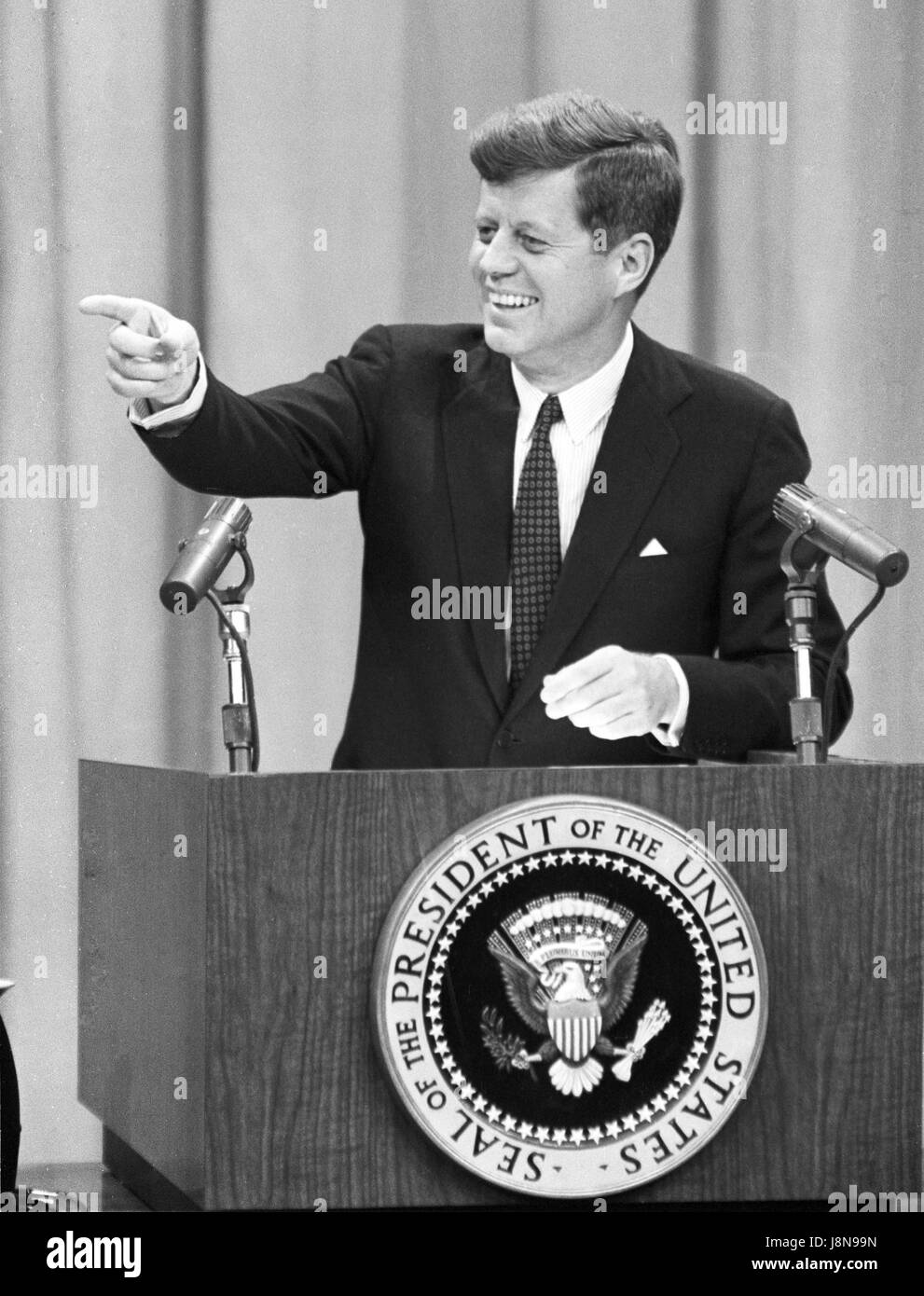 Le président des États-Unis John F. Kennedy effectue une conférence de presse à Washington, DC le Mercredi, Mars 1, 1961.Crédit : Arnie Sachs/CNP /MediaPunch Banque D'Images