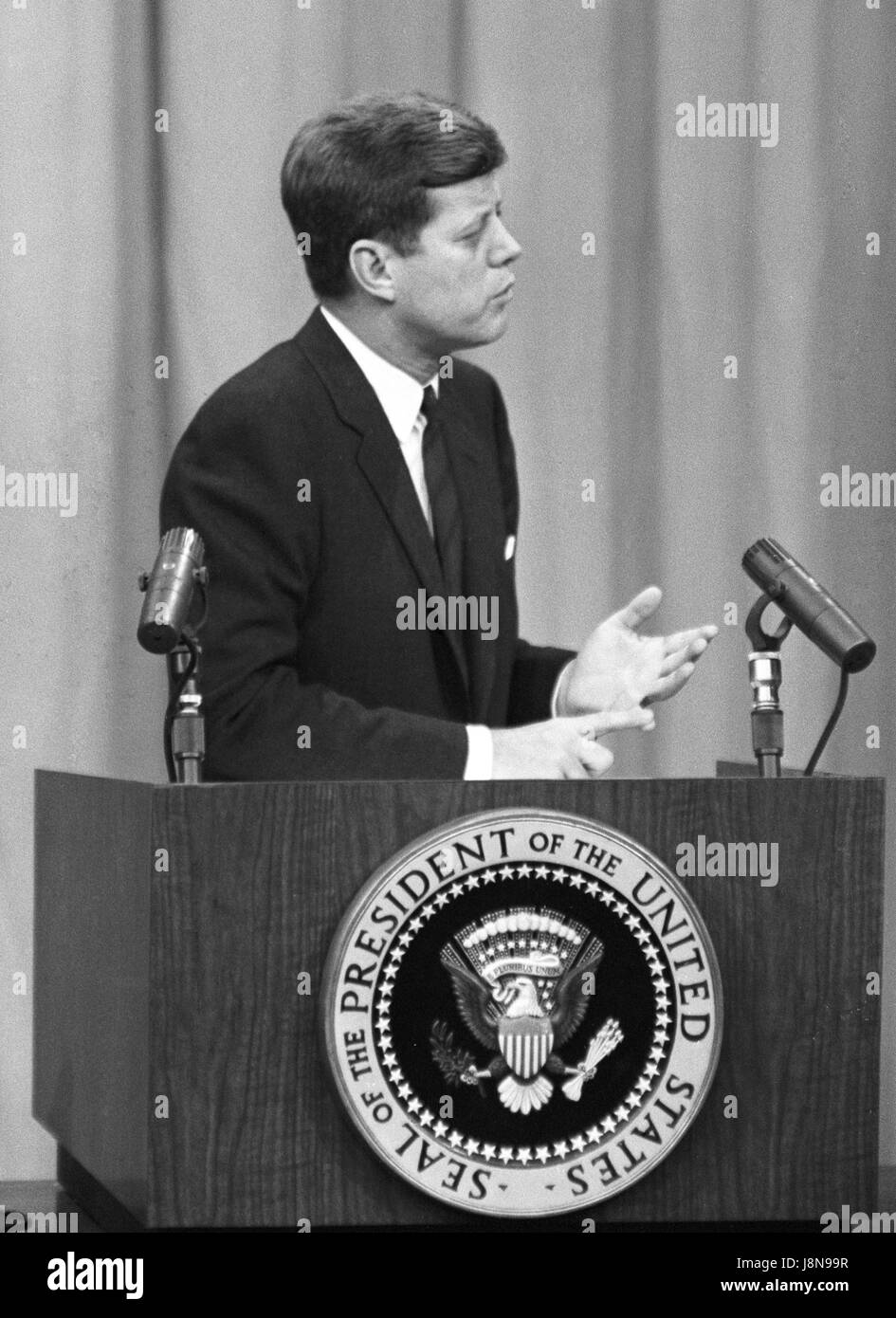 Le président des États-Unis John F. Kennedy effectue une conférence de presse à Washington, DC le Mercredi, Mars 1, 1961.Crédit : Arnie Sachs/CNP /MediaPunch Banque D'Images