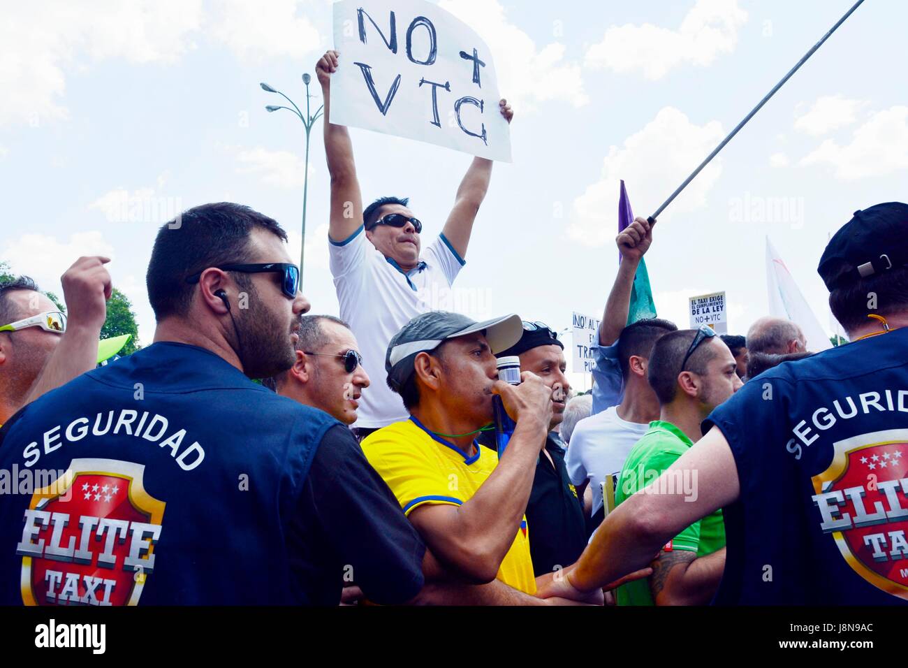 Madrid, Espagne. 30 mai, 2017. Les chauffeurs de taxi de toute l'Espagne manifestent à Madrid pour protester contre la position des pouvoirs publics qu'ils croient favoriser la concurrence déloyale des entreprises multinationales, comme Cabify et Uber. Le taxi de Madrid fera douze heures de chômage, de 6h à 18h, à une journée de grève nationale sous le slogan "Contre le démantèlement du secteur public du taxi'. Photo : M.Ramirez / Alamy Live News Banque D'Images