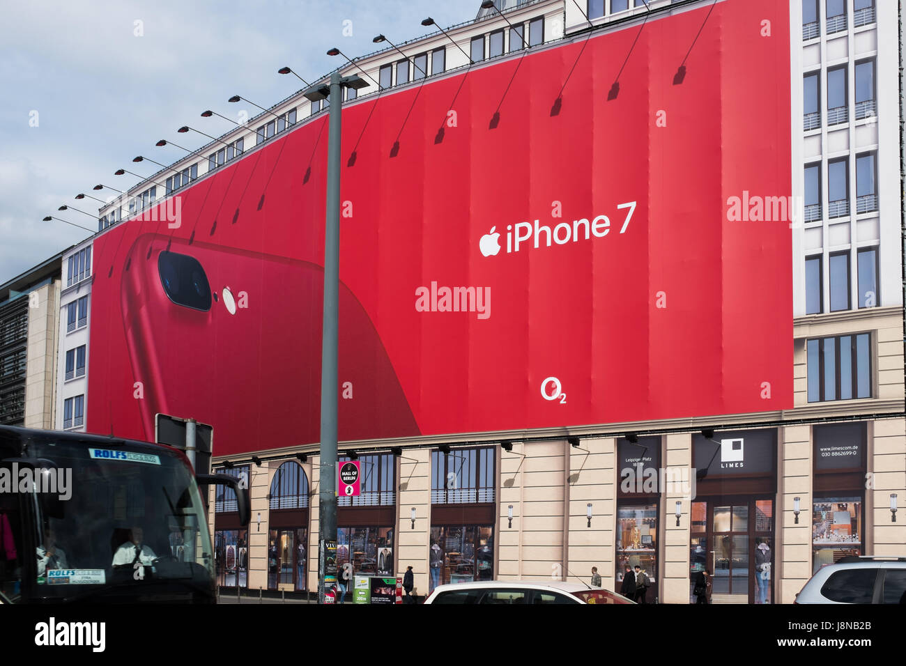 BERLIN, 24 AVRIL:IPhone 7 et O2 loi énorme board panneau publicitaire installé dans un bâtiment en construction dans la Potsdamer Platz à Berlin en avril sur Banque D'Images