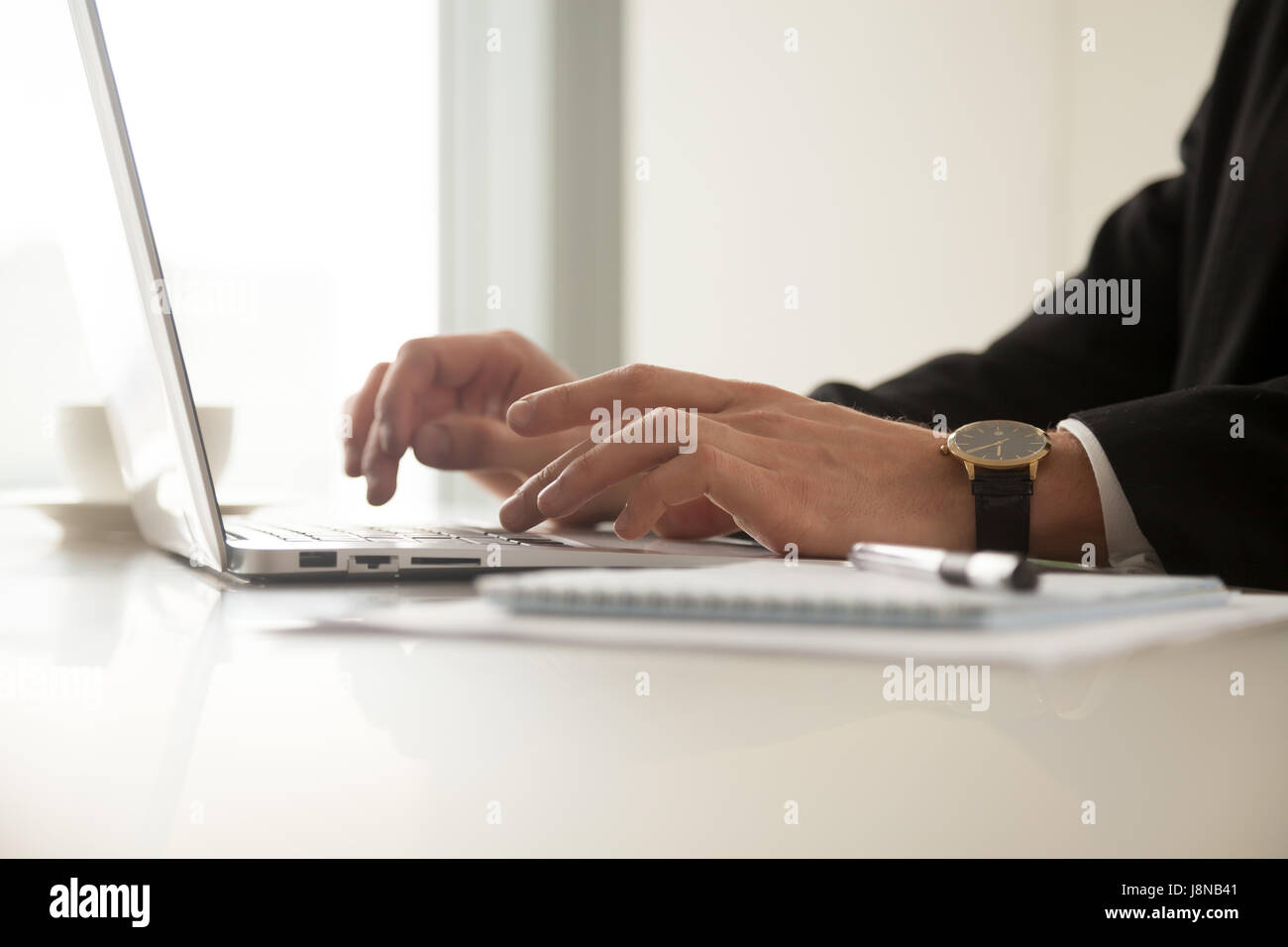 Close up image de gars mains dans la saisie sur bracelet laptop in office. Couples libres de travail. La navigation sur internet, employé de bureau Banque D'Images