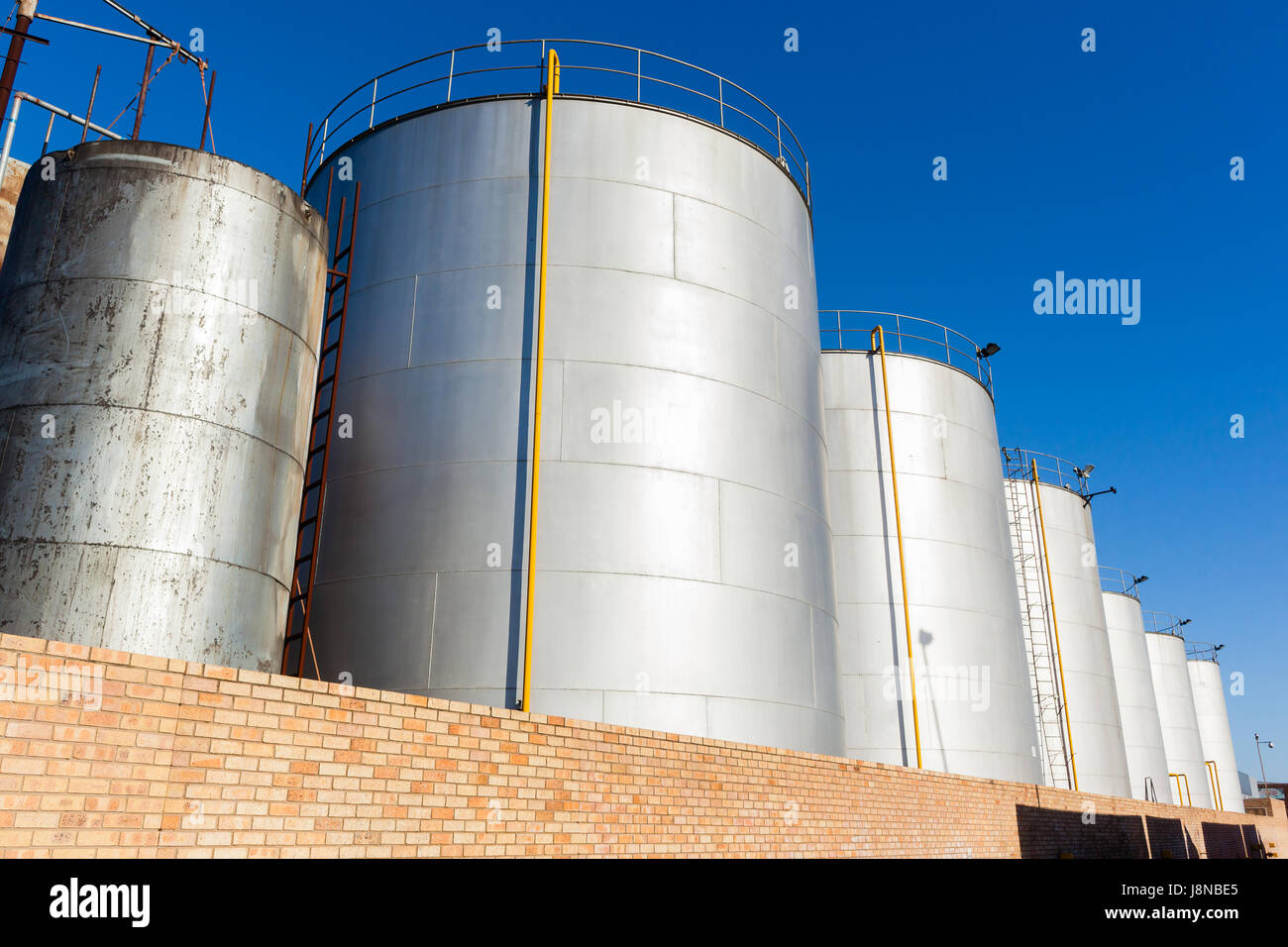 Acier plaqué pour réservoirs de stockage de liquides de l'usine industrielle Banque D'Images