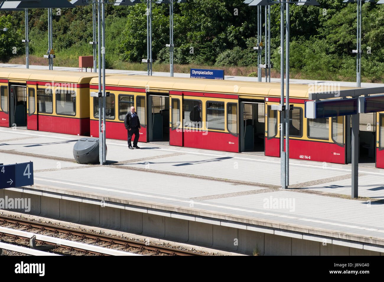 Berlin, Allemagne - le 27 mai 2017 : S-Bahn à la borne gare Olympiastadion (stade Olympique) à Berlin, Allemagne. Banque D'Images