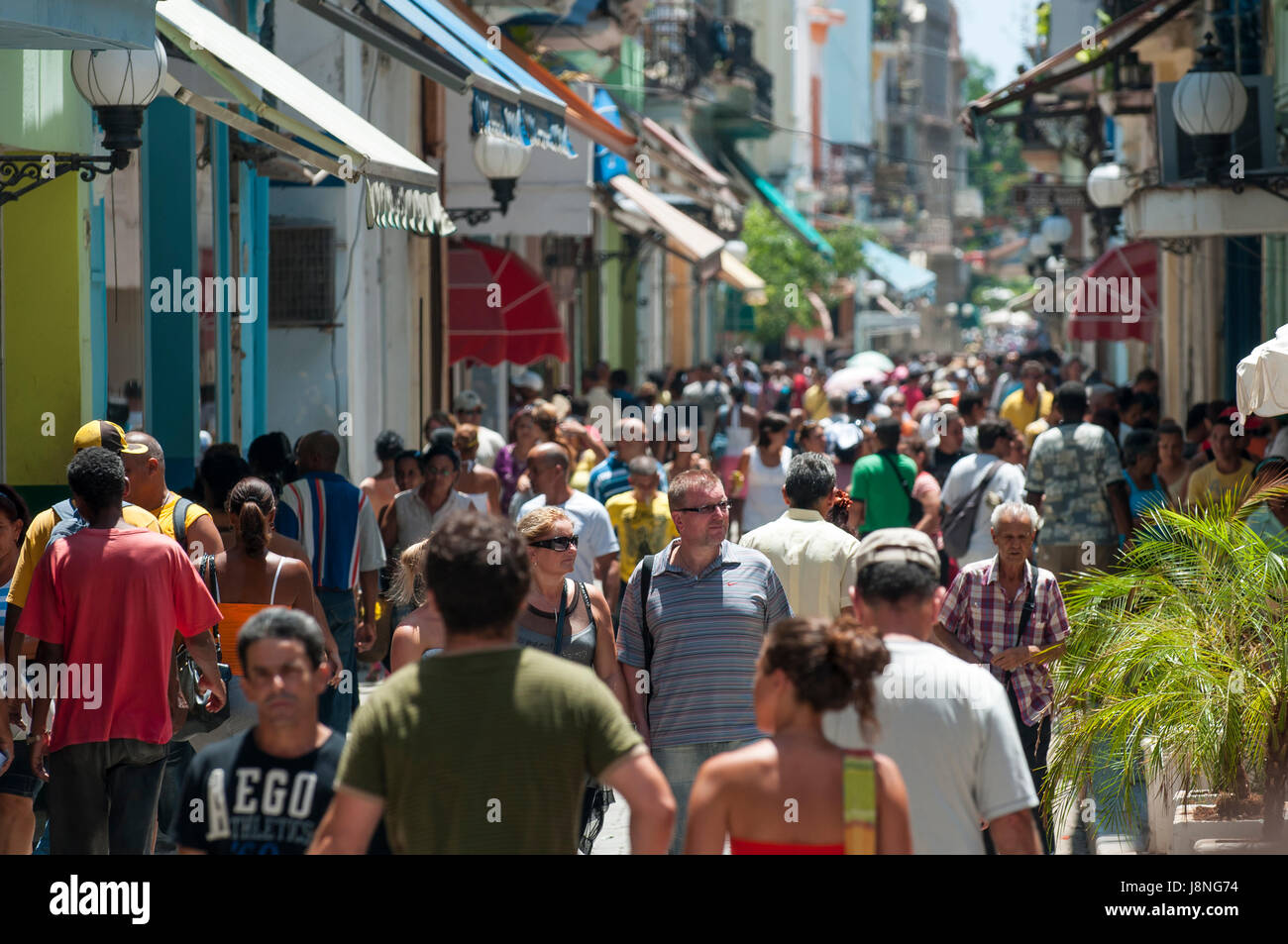 La Havane - CIRCA JUIN, 2011 : les touristes et les habitants foule sur Calle Obispo, l'artère piétonne dans la Vieille Havane, bordée de boutiques et restaurants. Banque D'Images