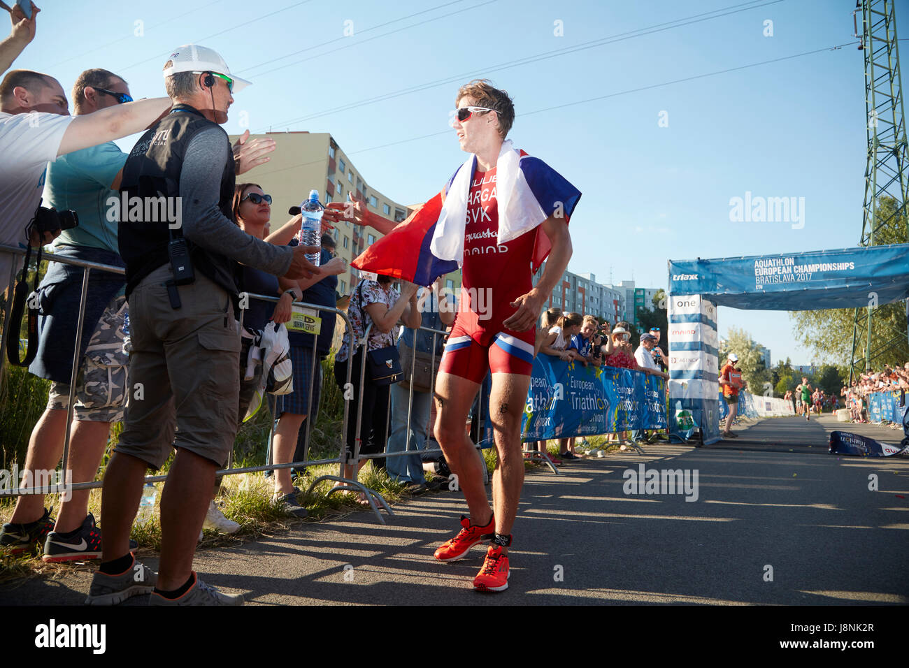 Richard Varga remportant le championnat européen d'Aquathlon à Bratislava, Slovaquie le 27 mai 2017. Banque D'Images