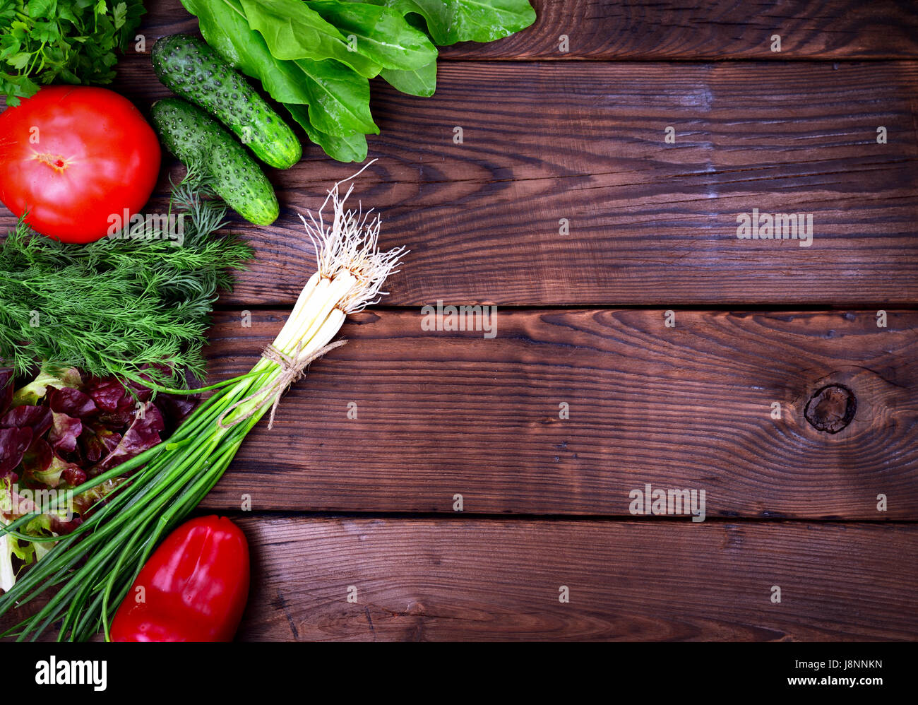 Les légumes frais et le persil avec de l'aneth sur un fond en bois brun, de l'espace vide sur la droite Banque D'Images