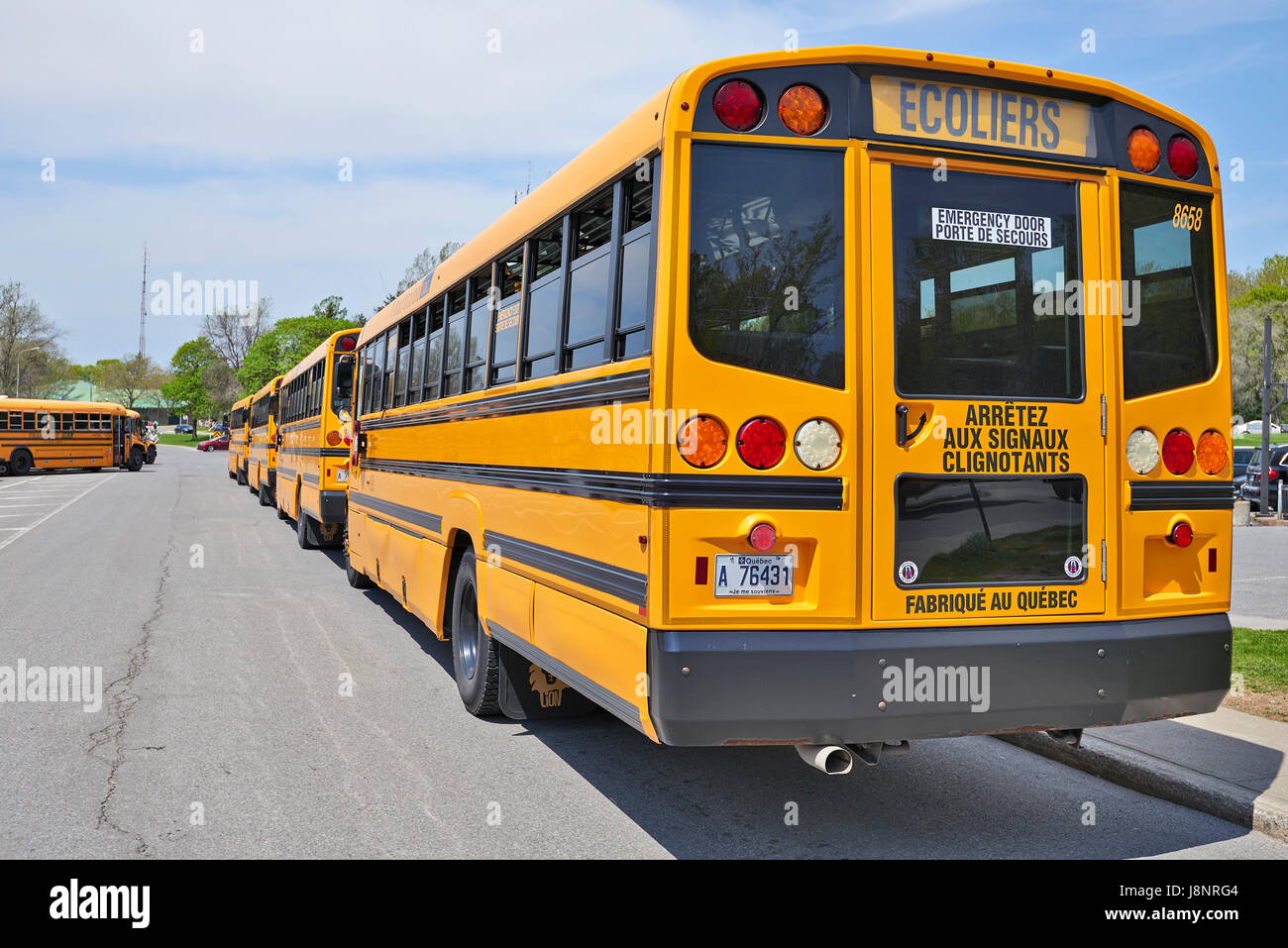 Montréal, Québec, CANADA - 18 MAI 2017 : grand nombre d'autobus scolaires pour les enfants en attente dans un parking au Mont Royal, à Montréal Banque D'Images