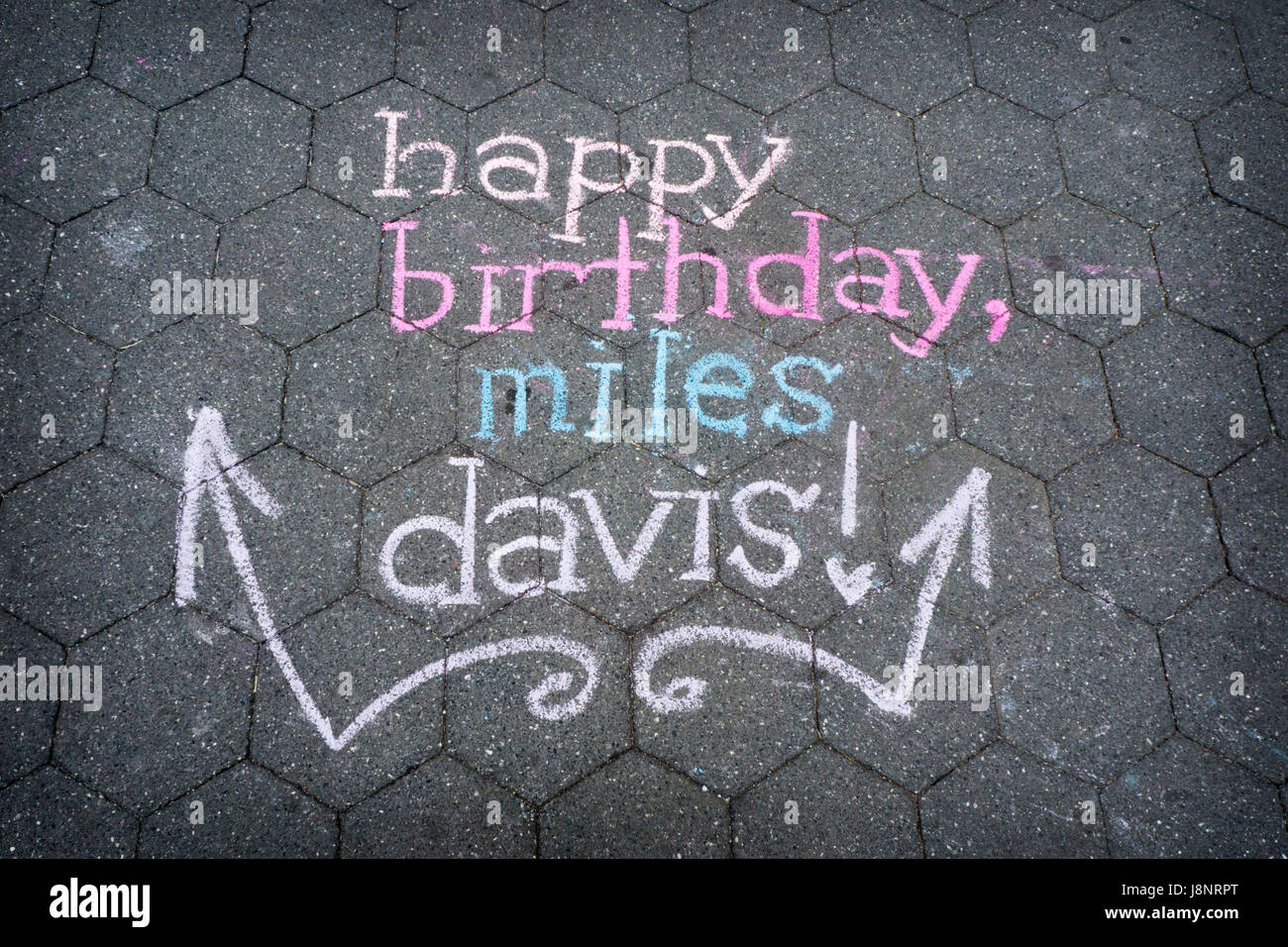 Joyeux Anniversaire Miles Davis Dessine A La Craie Sur Le Sol A Washington Square Park A Greenwich Village Manhattan New York City Photo Stock Alamy