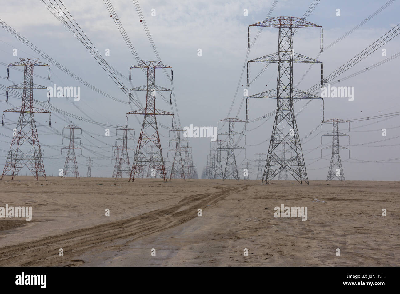 Les grandes lignes d'alimentation à travers le désert, fournissant la forte demande d'électricité dans la ville de Koweït. Banque D'Images
